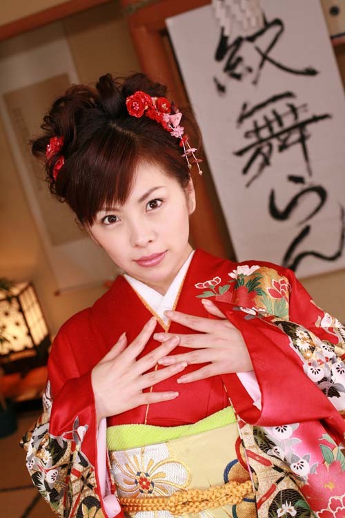 Geisha japonesa no desnuda en kimono
 #69896072