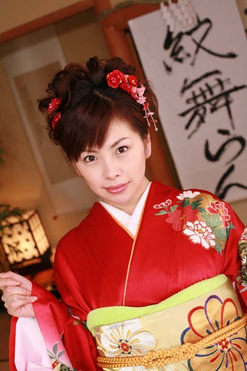 Geisha japonesa no desnuda en kimono
 #69896081