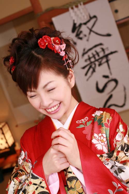 Mignonne geisha japonaise non dénudée en kimono complet
 #69896098