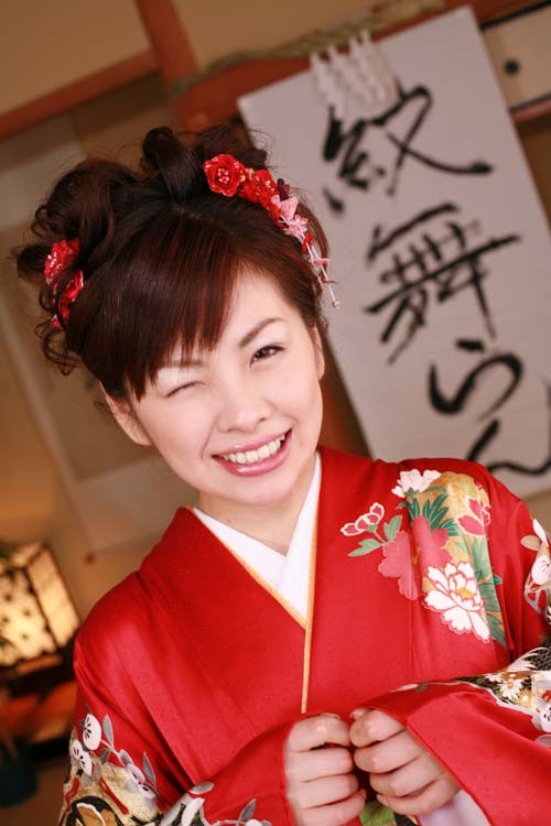 Mignonne geisha japonaise non dénudée en kimono complet
 #69896103