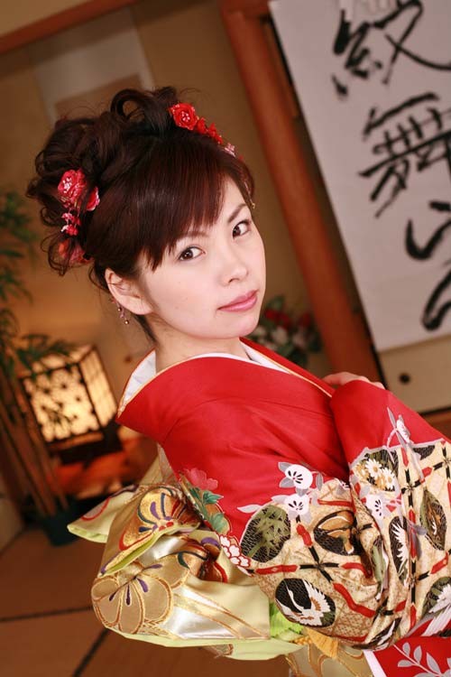 Mignonne geisha japonaise non dénudée en kimono complet
 #69896112