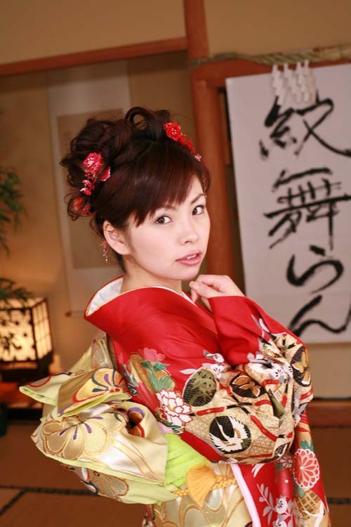 Mignonne geisha japonaise non dénudée en kimono complet
 #69896133