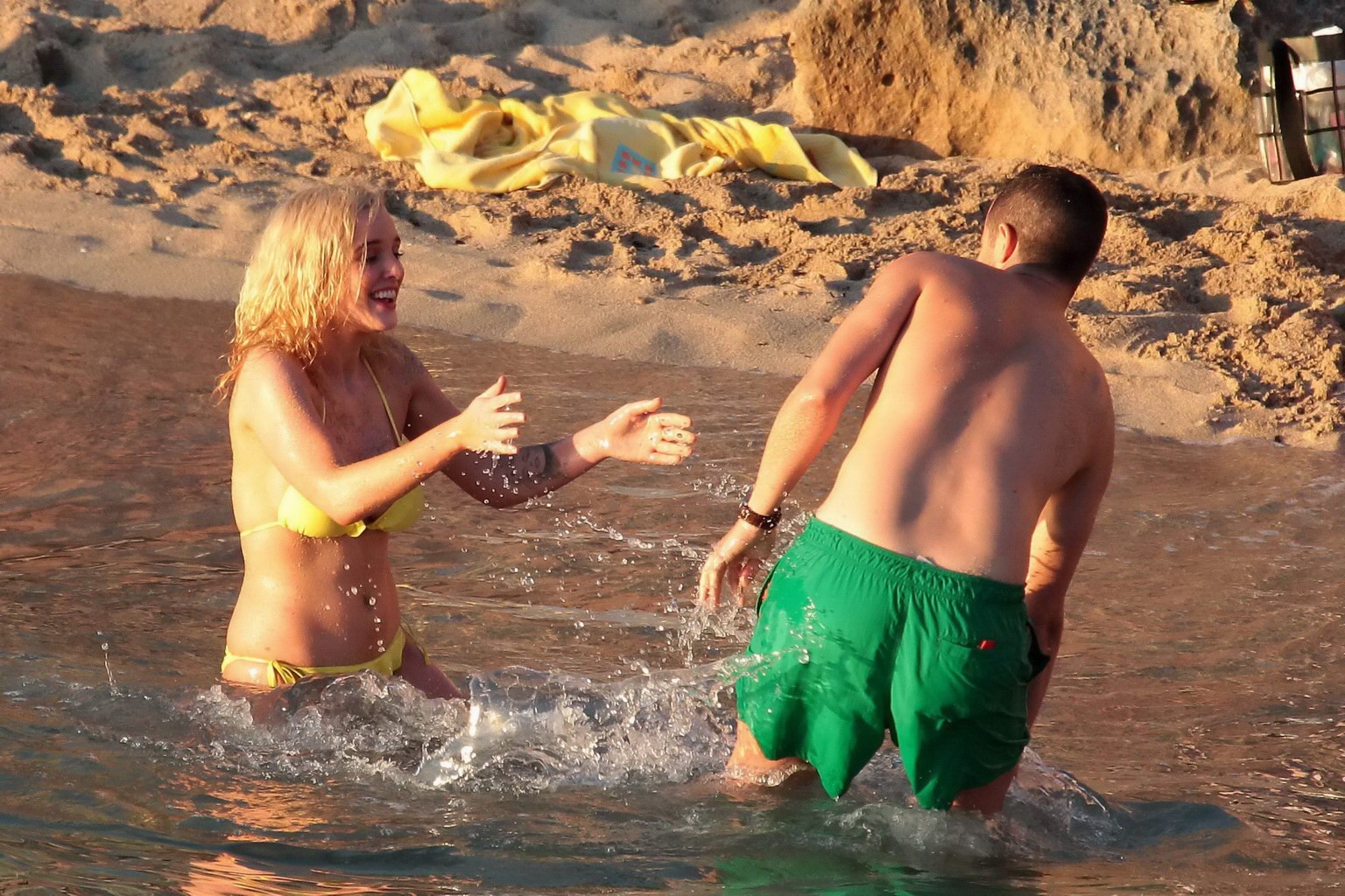 Helen Flanagan dénudant son bikini jaune lors d'un photoshoot à la plage.
 #75225628