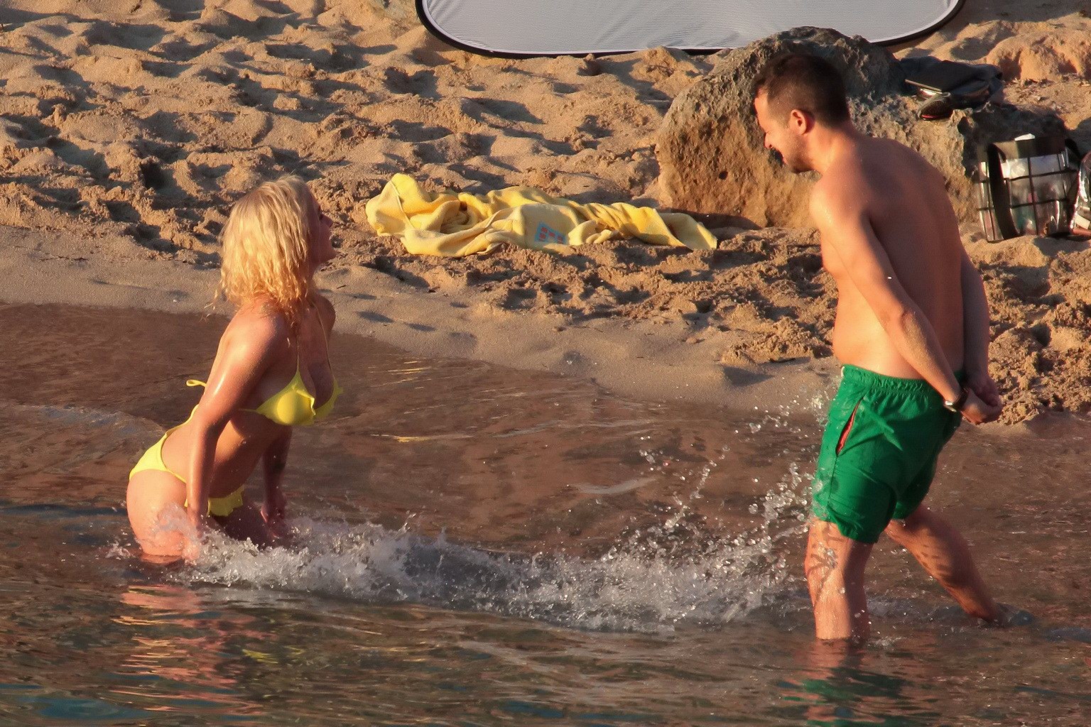 Helen Flanagan dénudant son bikini jaune lors d'un photoshoot à la plage.
 #75225635