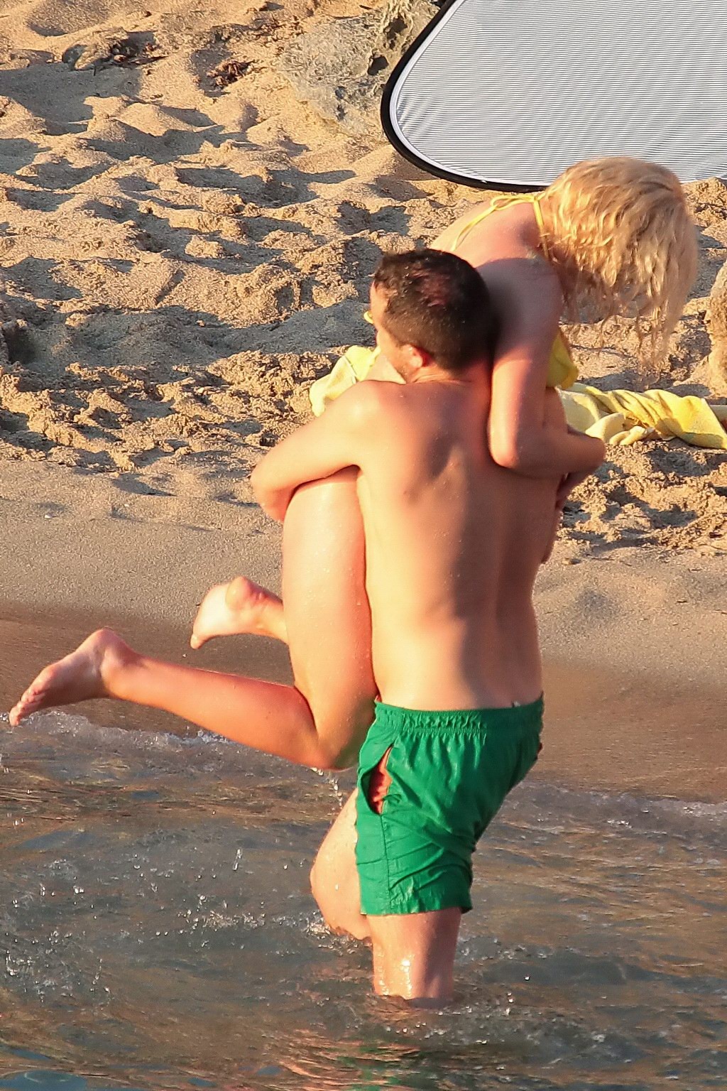 Helen Flanagan entblößt ihren knappen gelben Bikini während eines Fotoshootings am Strand
 #75225652