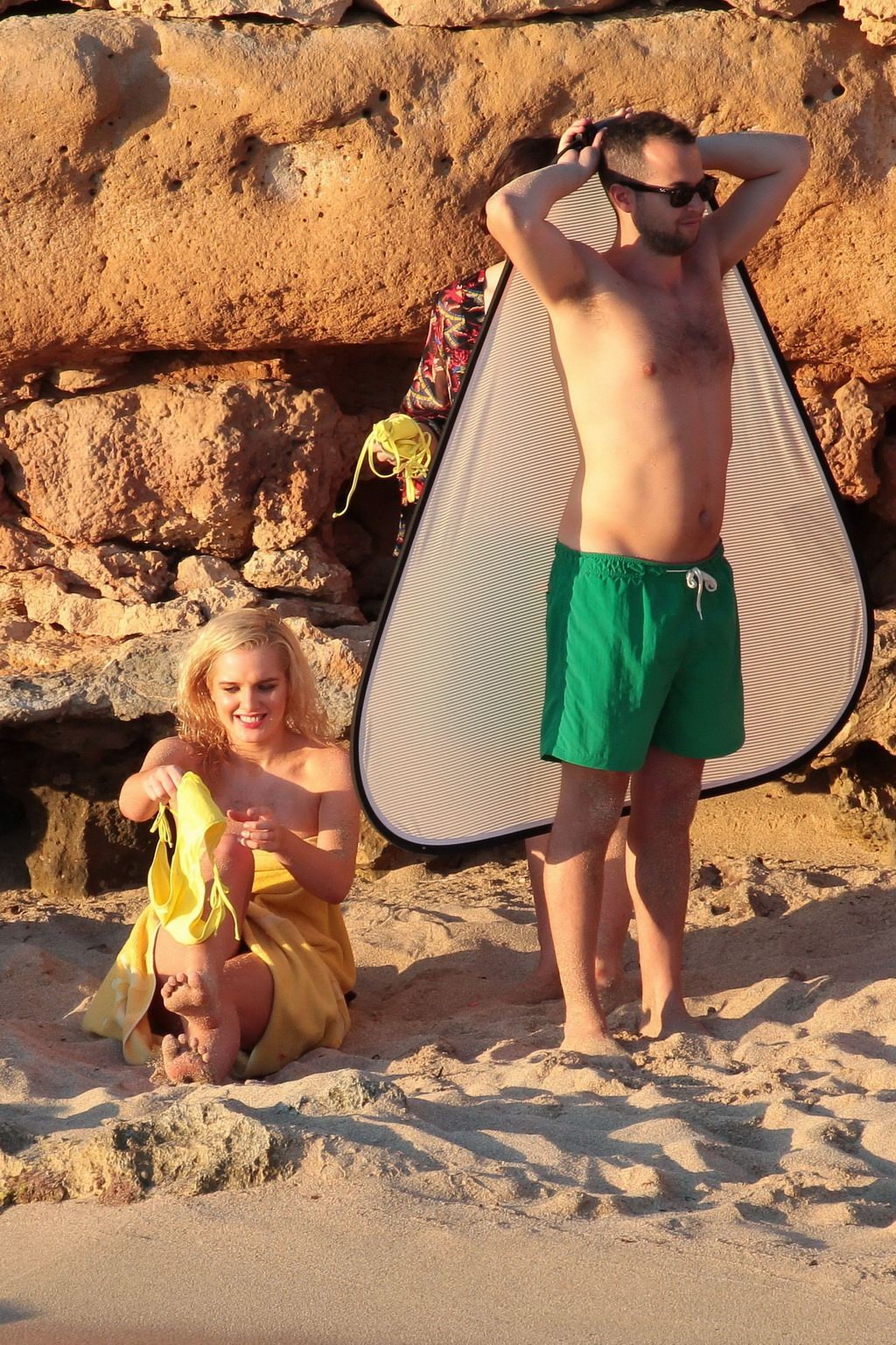 Helen Flanagan entblößt ihren knappen gelben Bikini während eines Fotoshootings am Strand
 #75225695