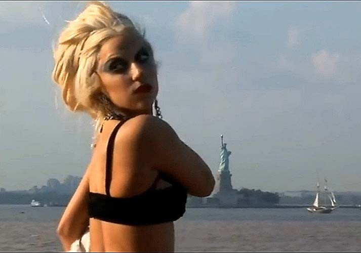 Lady Gaga entblößt ihren völlig nackten Körper und riesige Brüste hinter der Bühne
 #75280334