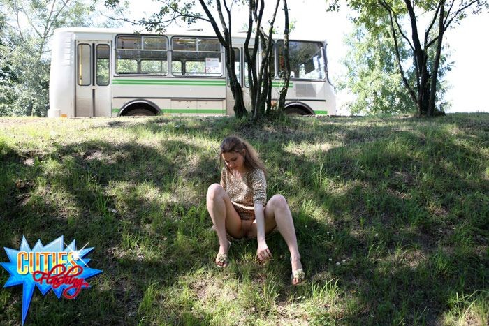 Une strip-teaseuse amateur sort pour poser nue devant une caméra.
 #67736851