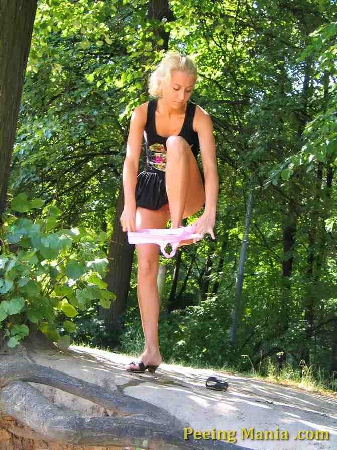 Rubia orinando al aire libre
 #73683649