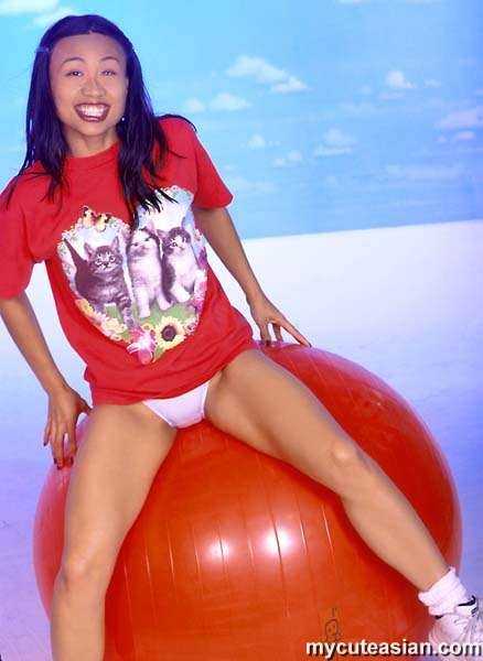 Linda asiática juega con el coño y el globo
 #69991836