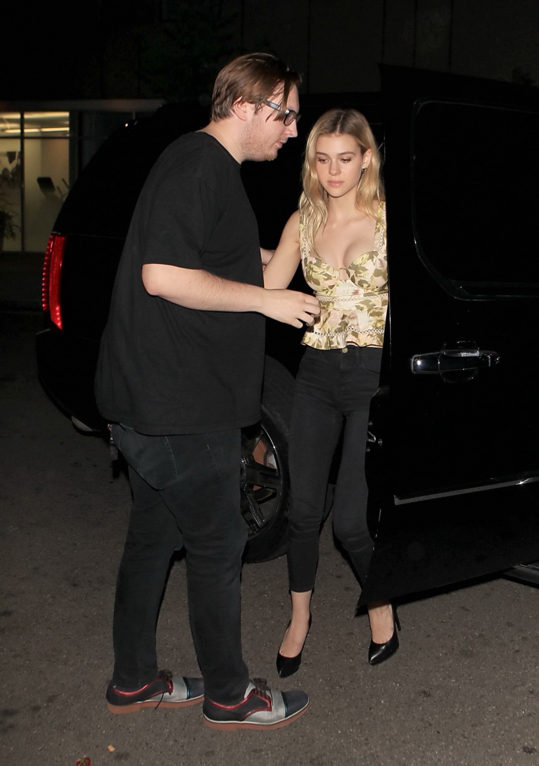 Nicola Peltz、小さなTシャツとジーンズでおっぱいを見せる
 #75150902