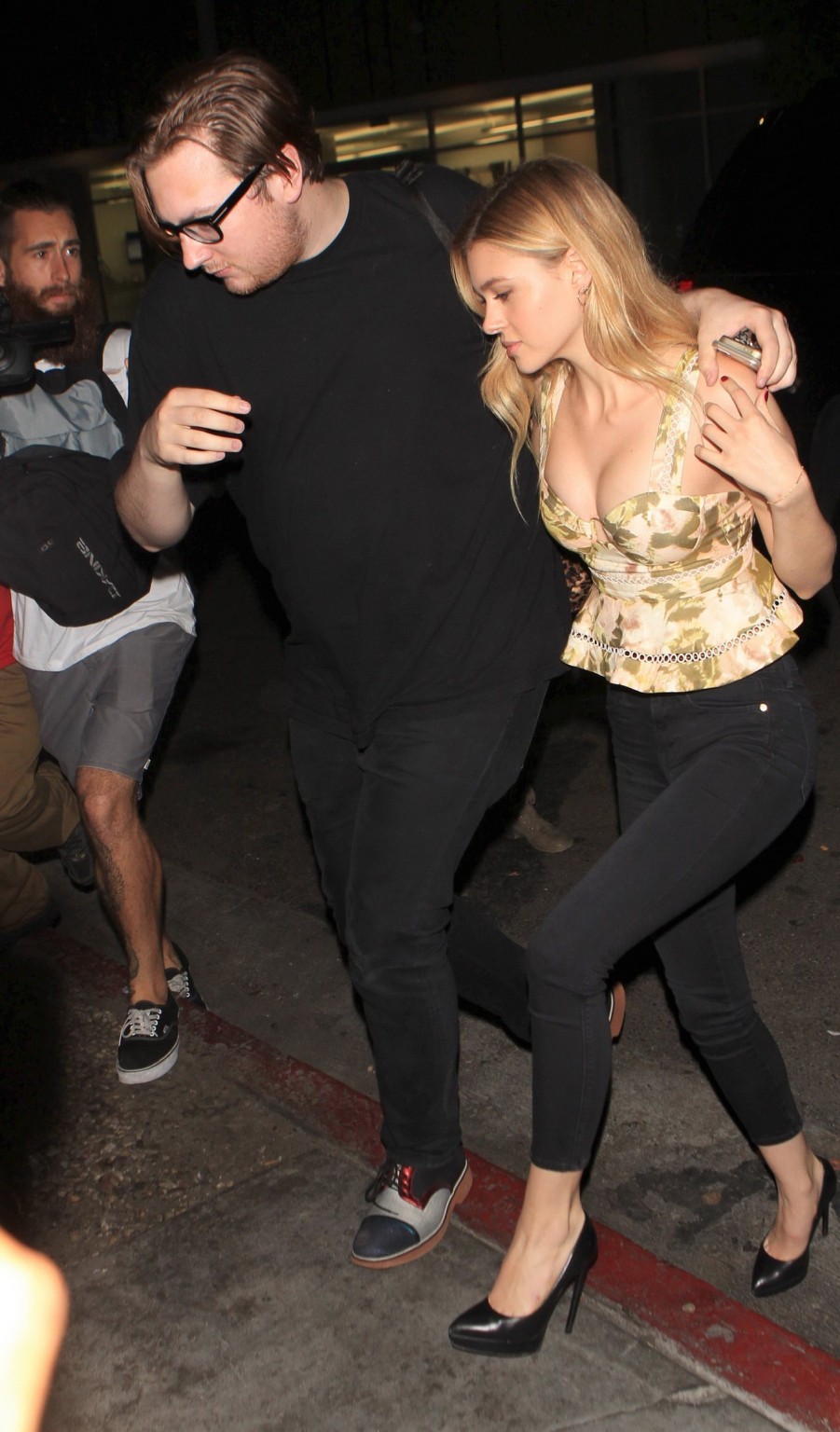 Nicola peltz muestra sus tetas con un diminuto top y unos vaqueros
 #75150920