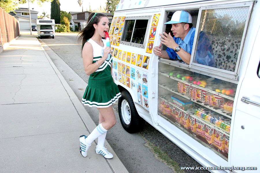 Una animadora lame una paleta mientras un chico le acaricia el coño
 #77468810