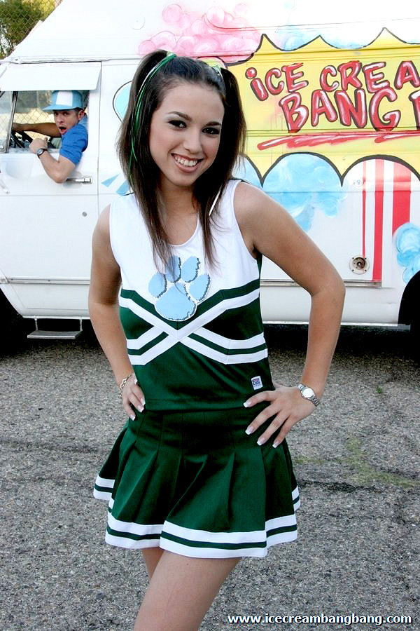 Una animadora lame una paleta mientras un chico le acaricia el coño
 #77468812