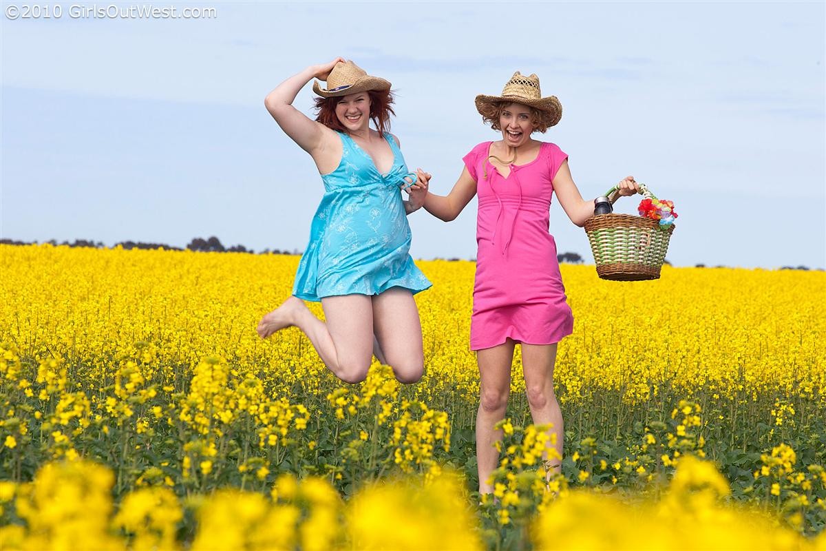 Des lesbiennes amateurs australiennes s'amusent en plein air.
 #78112849