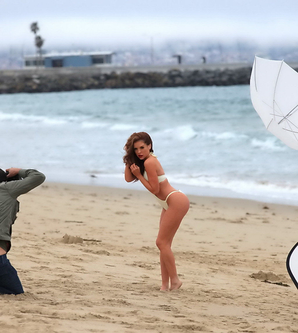 Kayla collins entblößt ihren kurvigen Bikinikörper beim Shooting am Strand
 #75235949