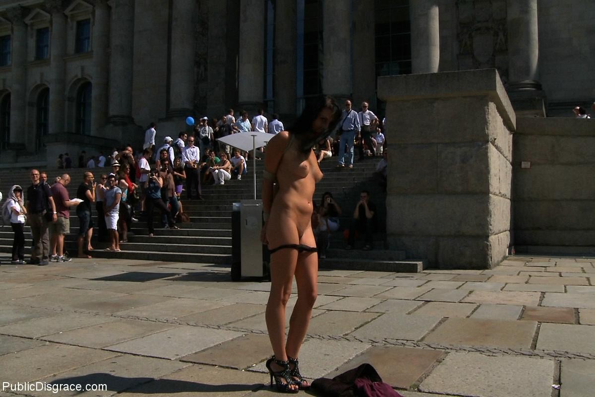 Nena se desnuda, se ata y se folla al aire libre en lugares públicos
 #67683662