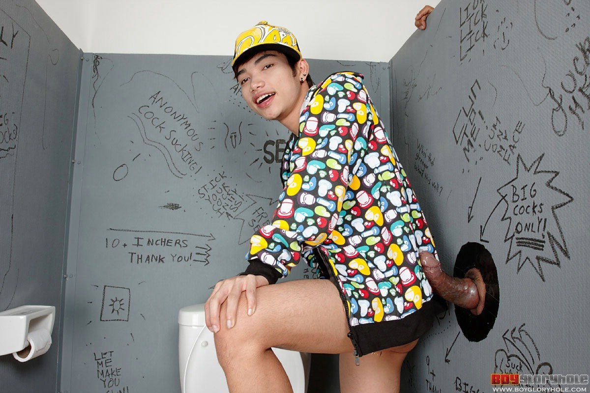 ¡James se pone a chupar una polla gorda!
 #76952428