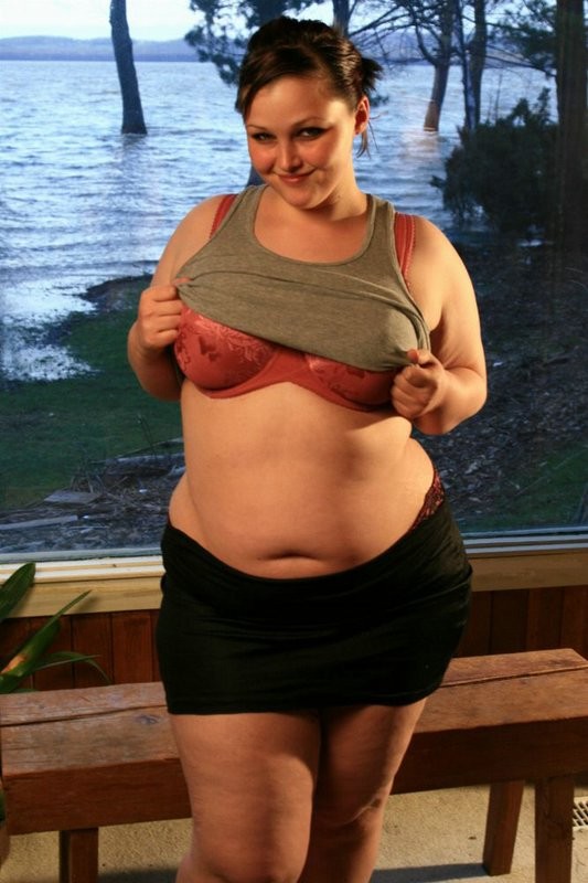 Sexy mollige Milla Monroe posiert in Hütte
 #75546939