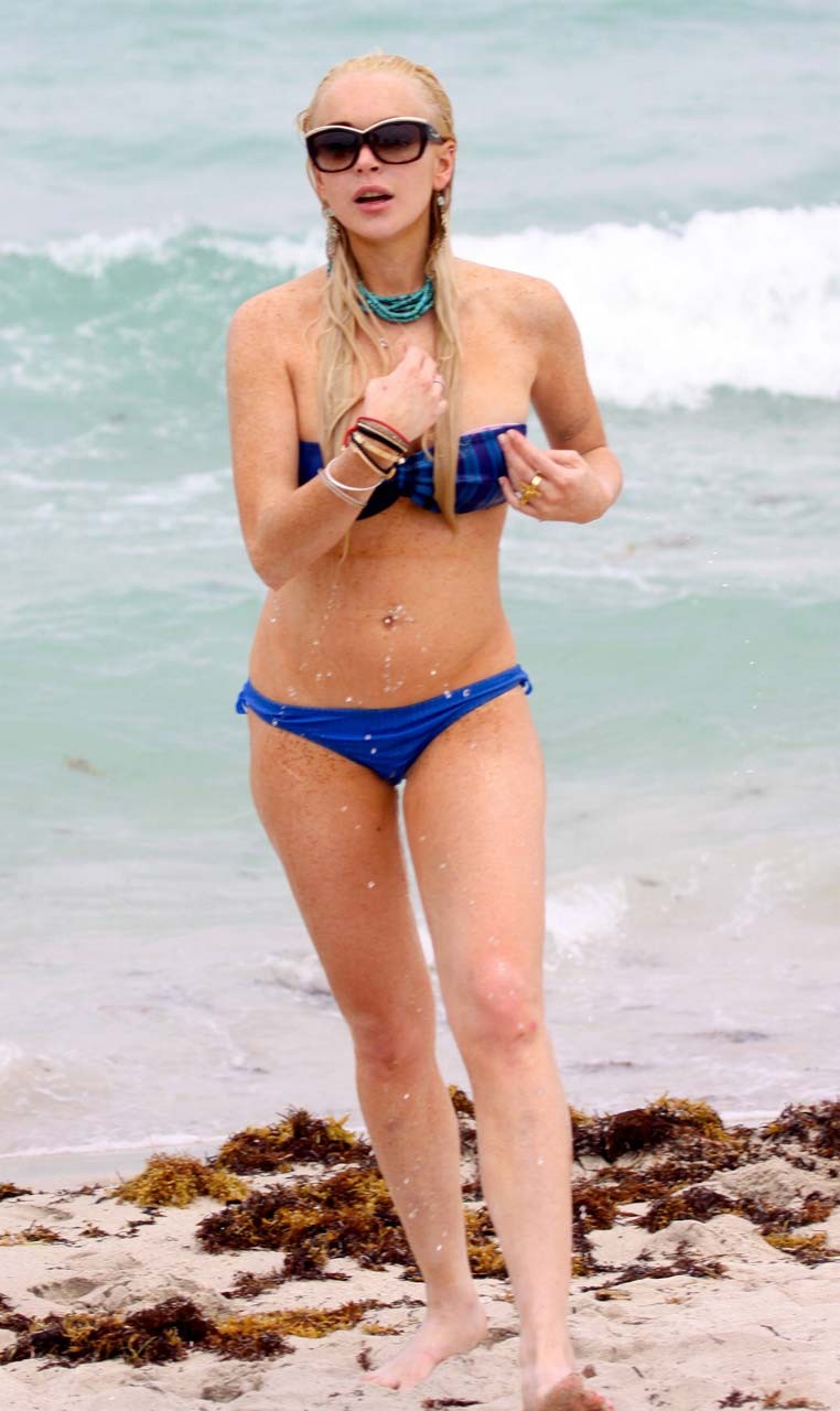 Lindsay Lohan fucking sexy and hot bikini and boob slip paparazzi photos #75304250