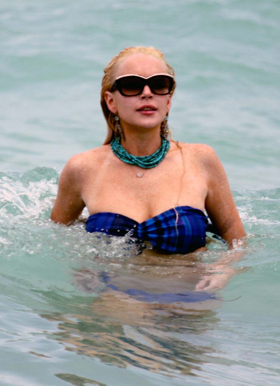 Lindsay Lohan fucking sexy and hot bikini and boob slip paparazzi photos #75304255