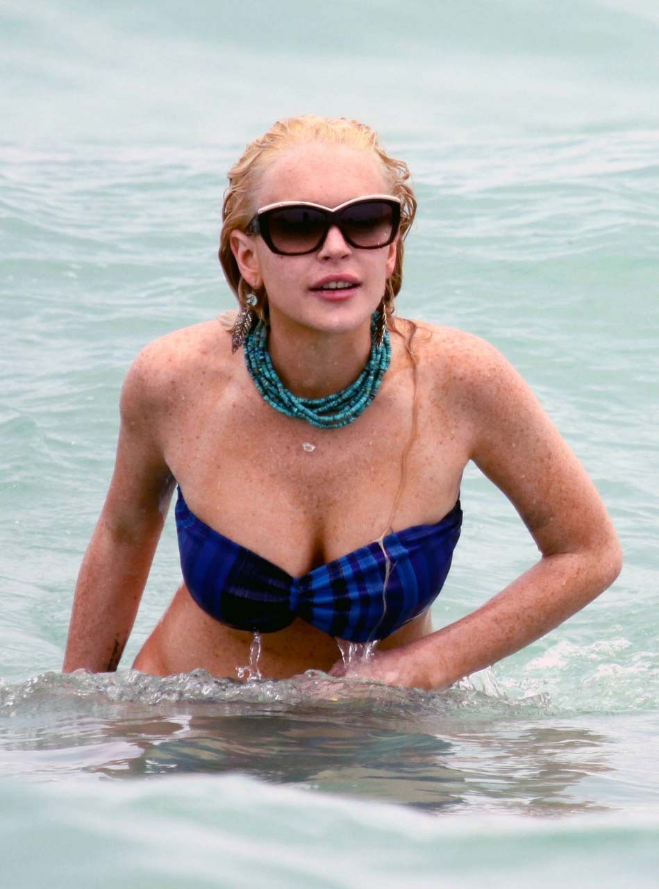Lindsay Lohan fucking sexy and hot bikini and boob slip paparazzi photos #75304270