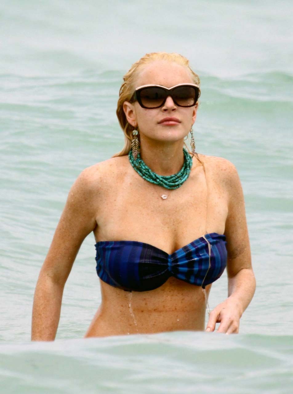 Lindsay Lohan fucking sexy and hot bikini and boob slip paparazzi photos #75304299
