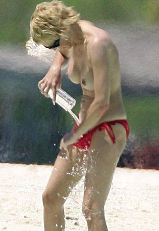 Sharon stone agua fría en su coño peludo mojado
 #75397629