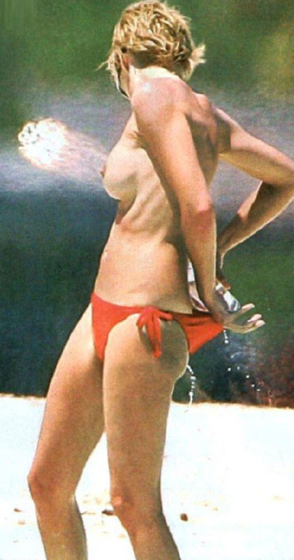 Sharon Stein kaltes Wasser auf ihre nasse haarige Muschi
 #75397648