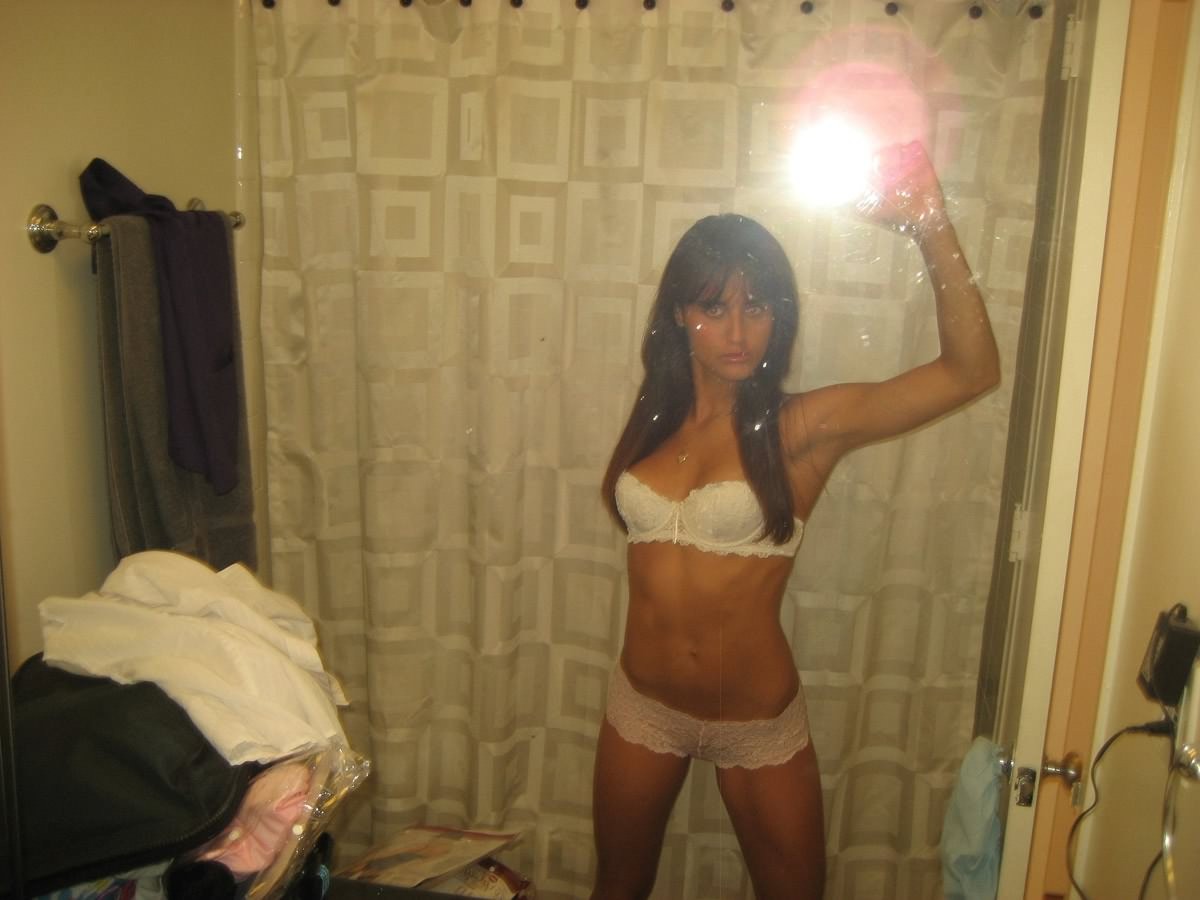 Jeune mignonne posant nue pour des photos de téléphone portable
 #67114194