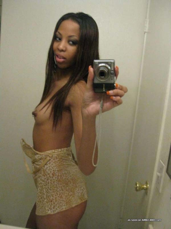 Photo set of an amateur black girlfriend posing naked #67198960
