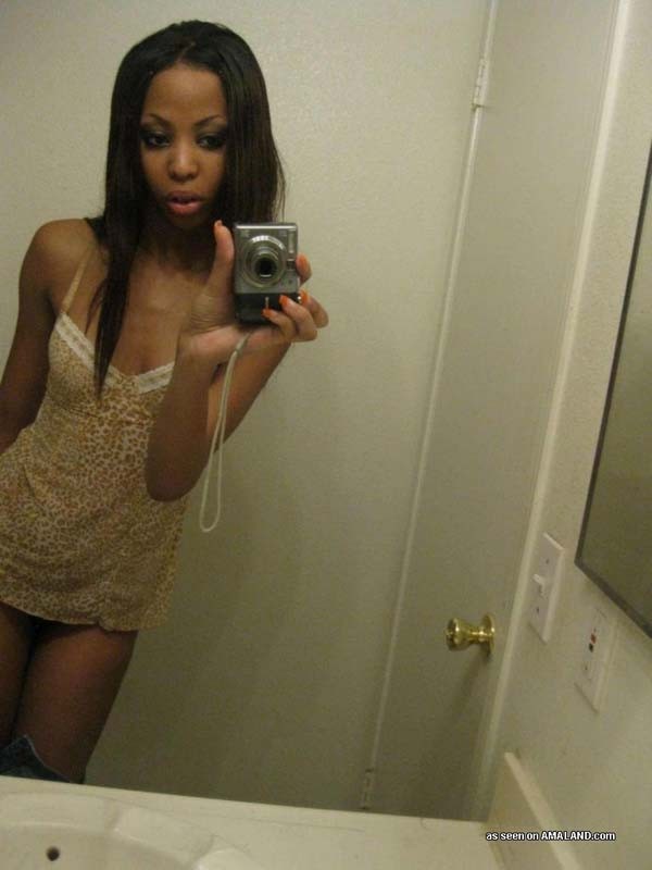 Set di foto di una ragazza nera amatoriale che posa nuda
 #67198975