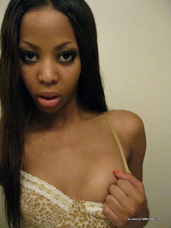 Conjunto de fotos de una novia negra amateur posando desnuda
 #67198980