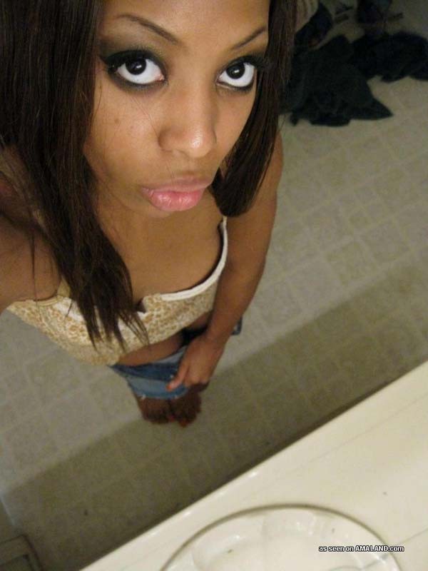 Photo set of an amateur black girlfriend posing naked #67198993