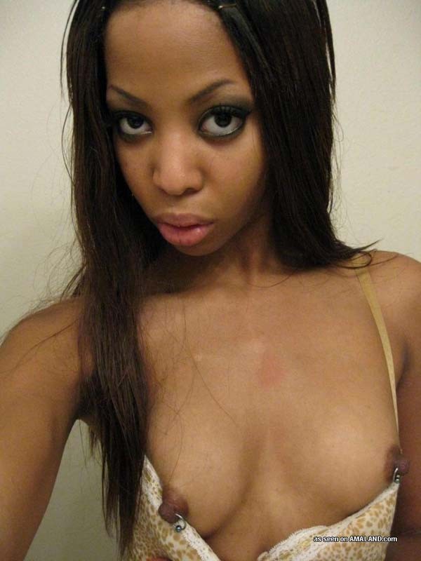 Photo set of an amateur black girlfriend posing naked #67199016