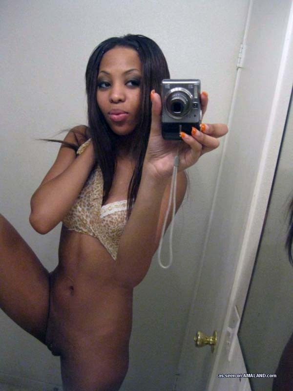 Photo set of an amateur black girlfriend posing naked #67199027