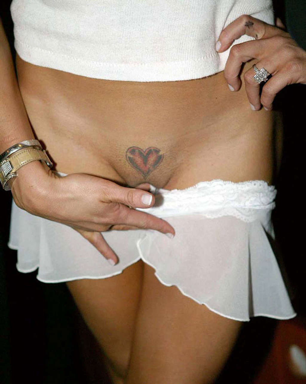 Katie price jordan mostrando el tatuaje sobre su coño y sus grandes tetas
 #75359938