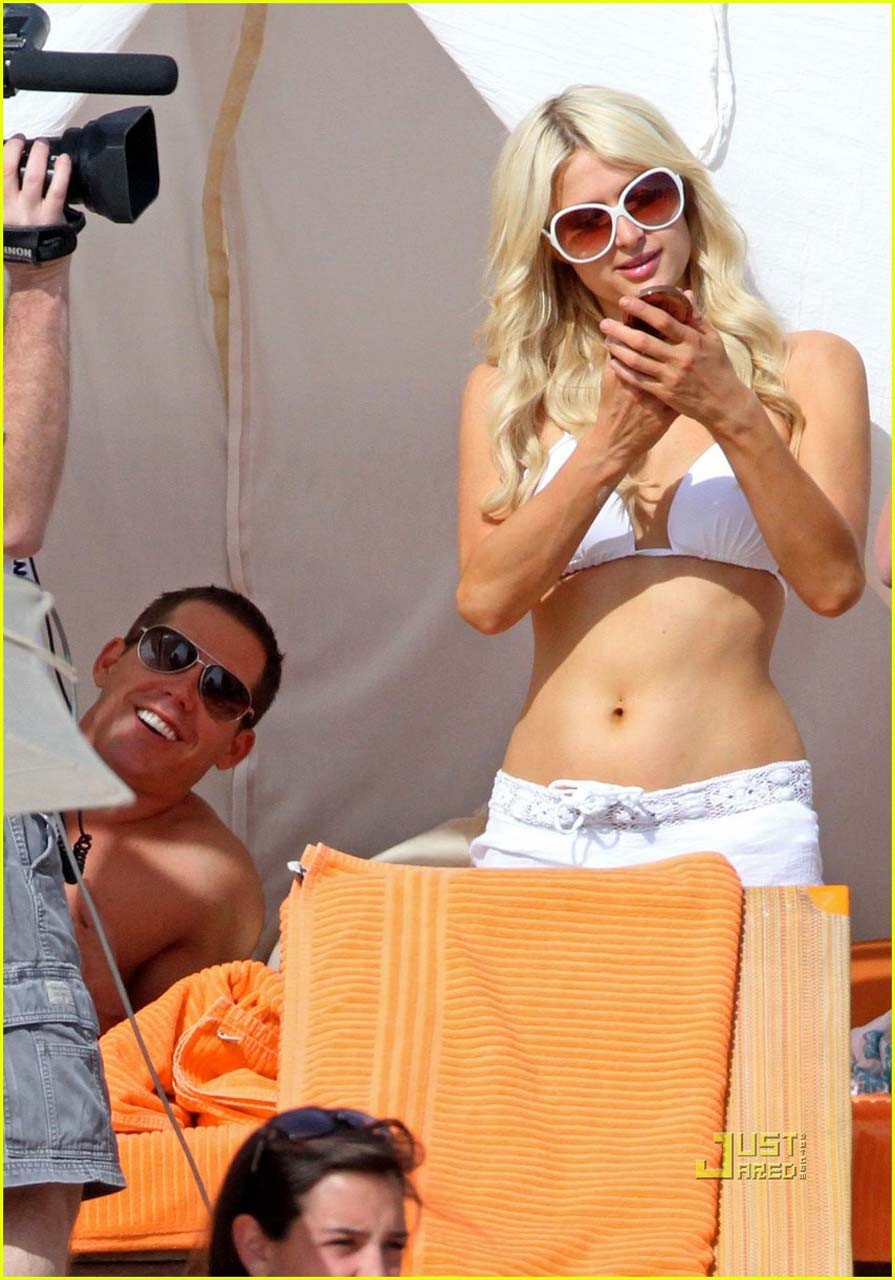 Paris Hilton mostrando il suo culo nudo in mini gonna upskirt e bikini sulla spiaggia pap
 #75321821