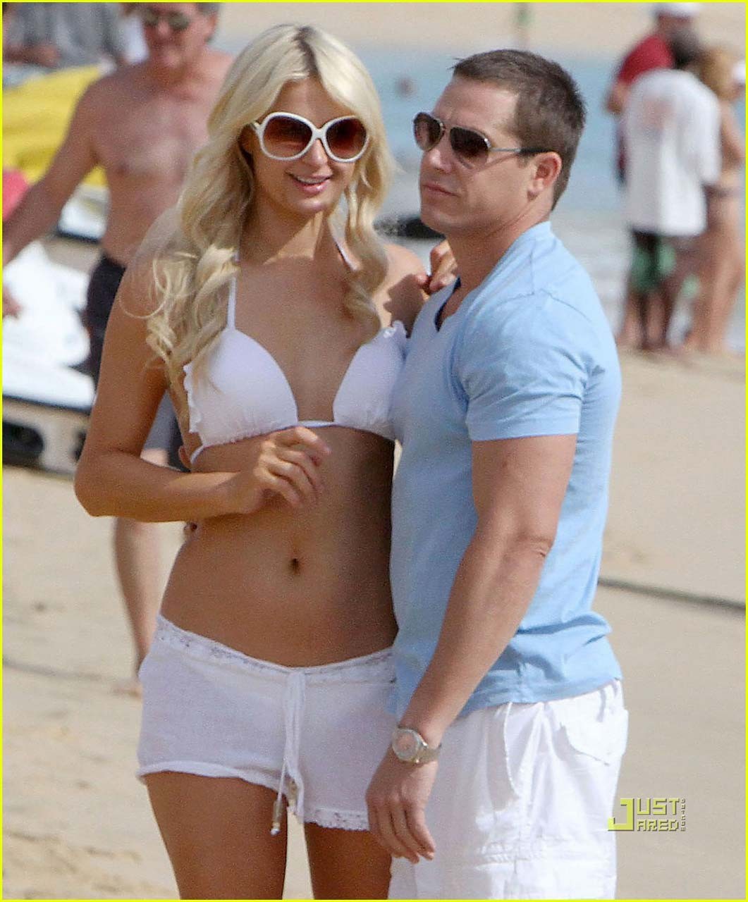 Paris Hilton mostrando il suo culo nudo in mini gonna upskirt e bikini sulla spiaggia pap
 #75321824