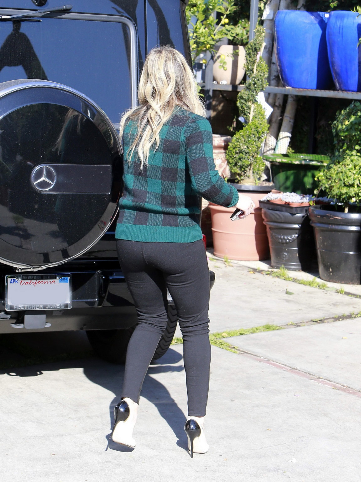 Hilary duff che mostra il suo culo in pantaloni stretti fuori a La
 #75211645