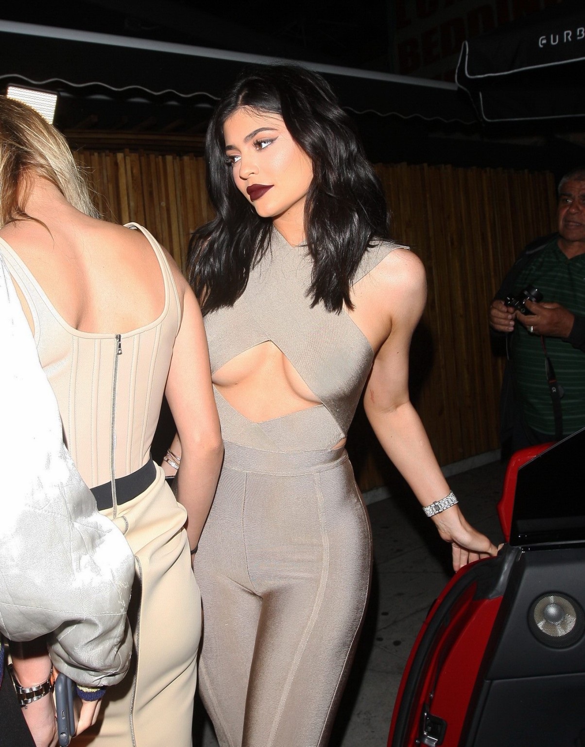Kylie Jenner senza reggiseno che mostra le tette e il sedere
 #75141402