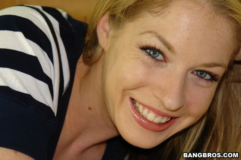 Sonriente rubia tipo milf pone un pene phat viened en su garganta
 #73933136
