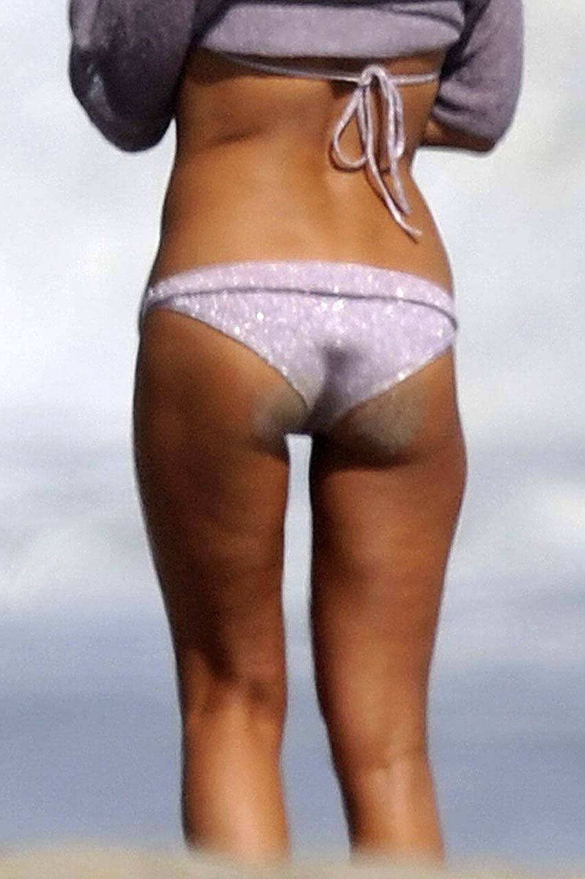Olivia munn posant et montrant son corps sexy et son joli cul en bikini
 #75293833
