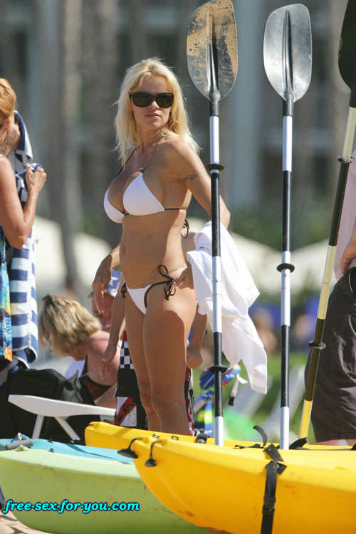 Pamela Anderson che mostra la sua bella figa rasata
 #75420767