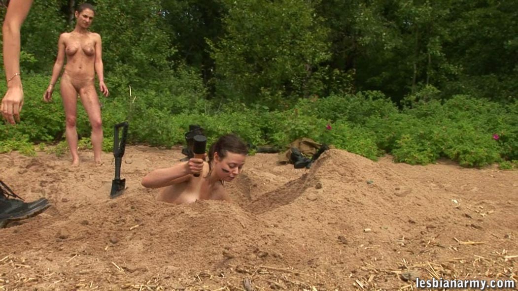 Baciare e scavare nella sabbia ragazze militari
 #73254128