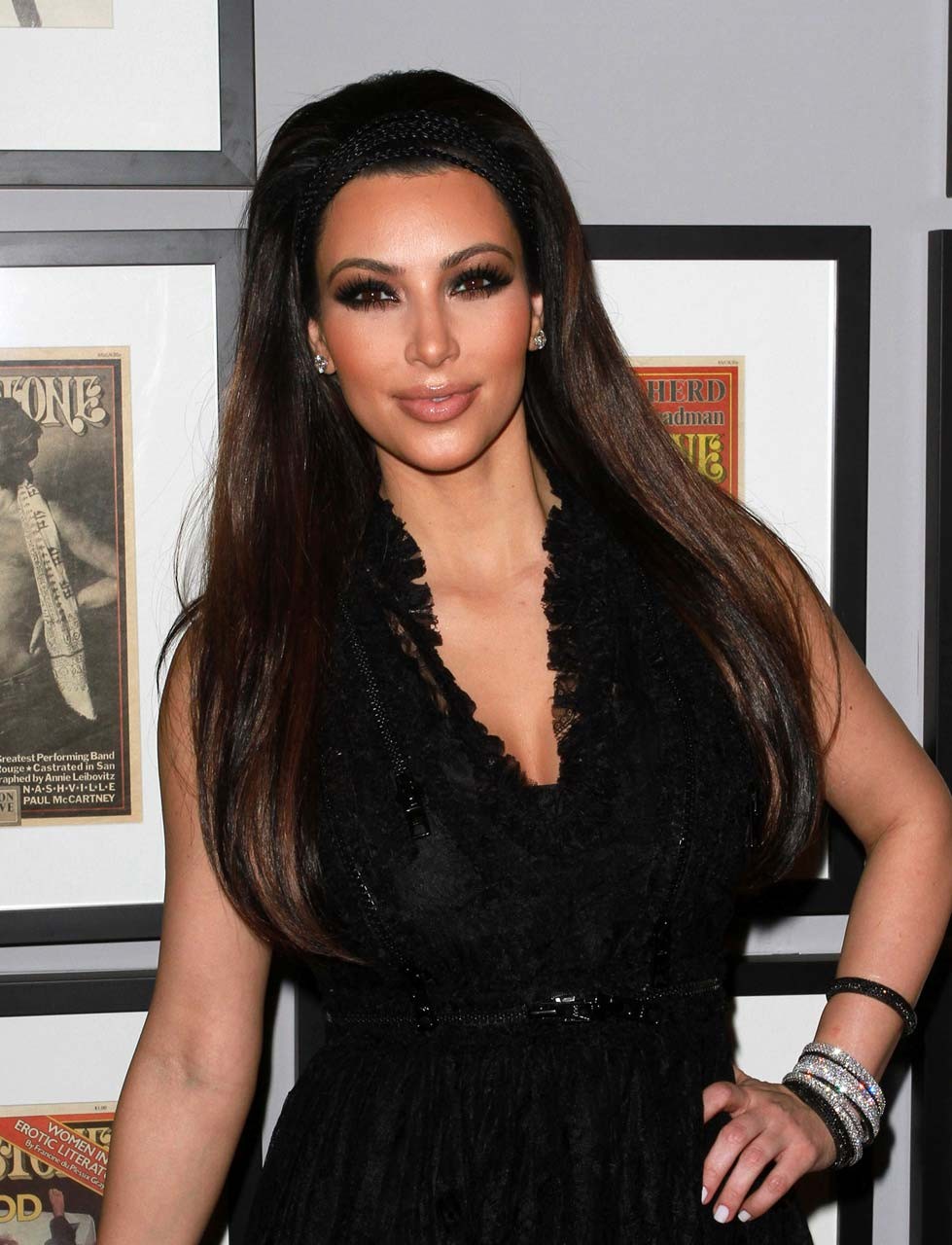 Kim Kardashian in stivali fuckme e mini gonna nera foto paparazzi
 #75315988