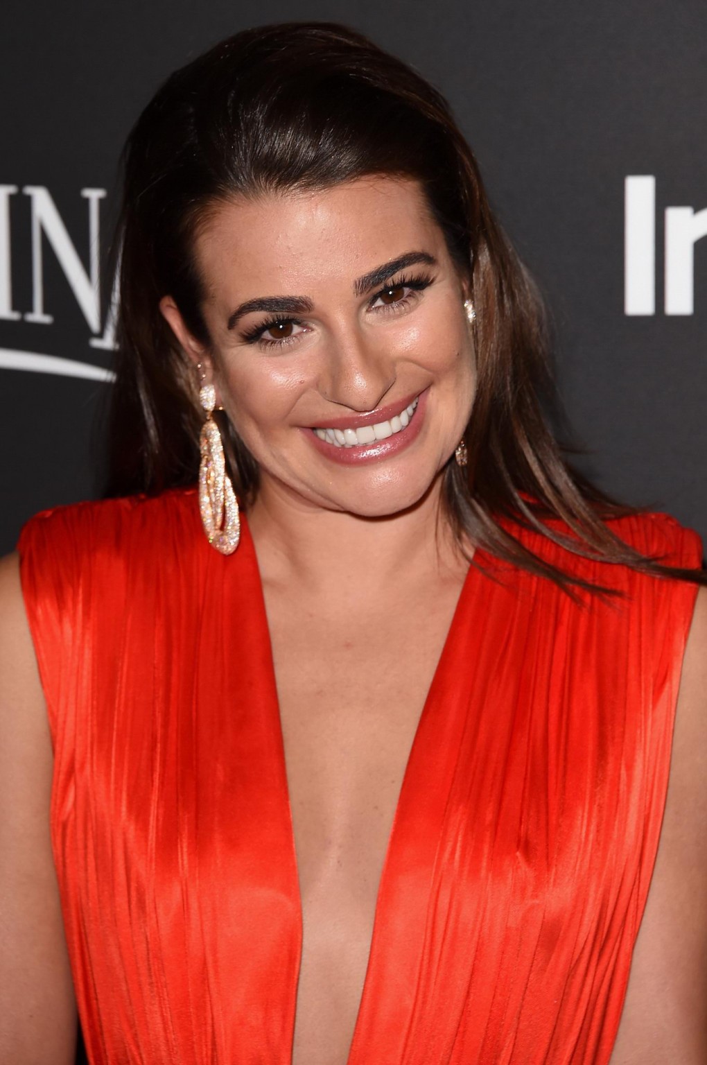 Lea michele en robe orange sexy et décolletée au salon instyle et warner 
 #75175064