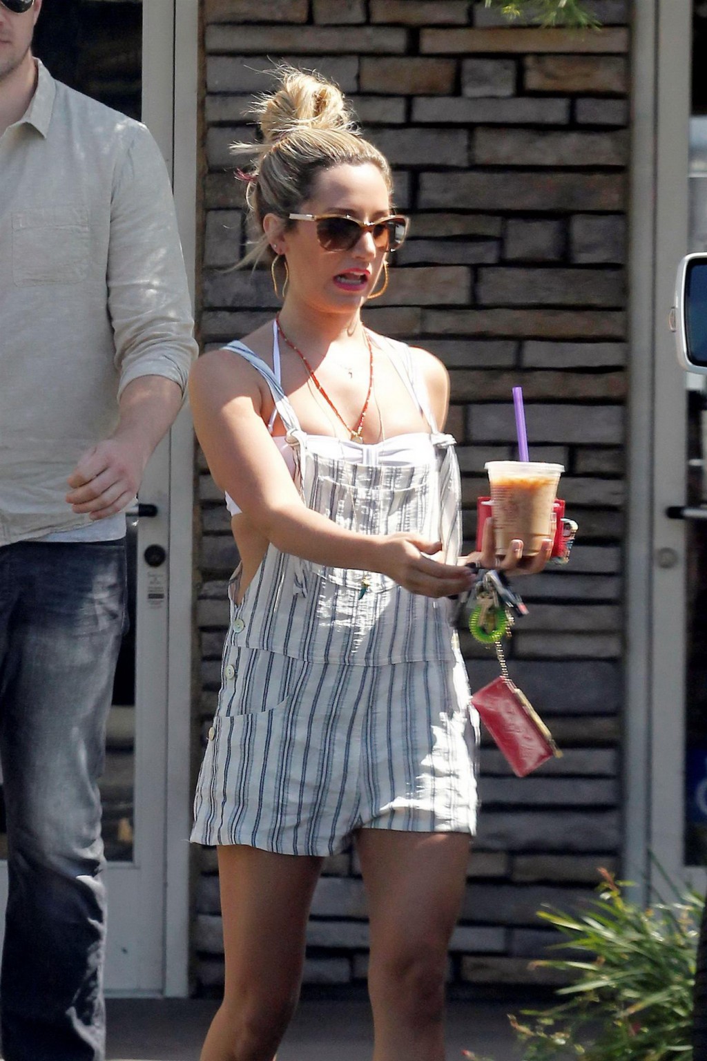 Ashley Tisdale trägt Overall Shorts Bikini Top in Toluca Lake
 #75261598