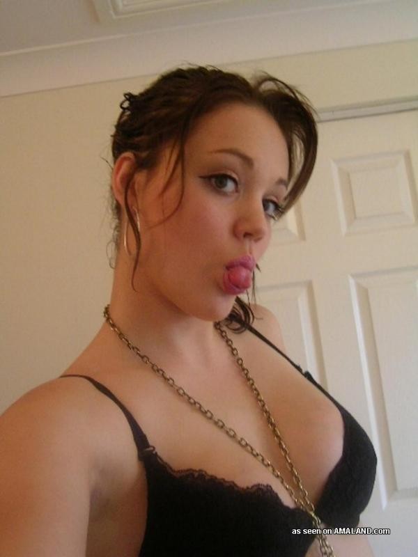 Sexy cutie showing off her nice curves while selfshooting #75694975