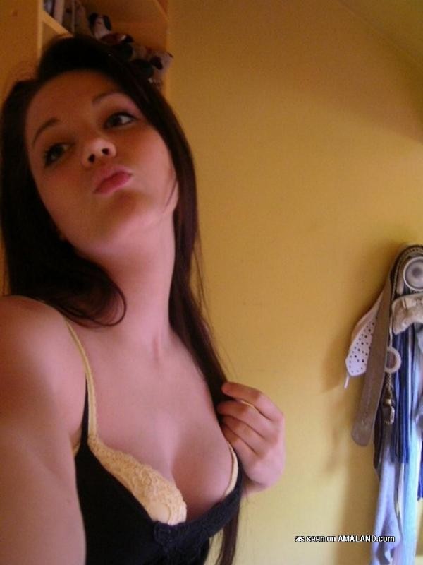 Sexy cutie showing off her nice curves while selfshooting #75694995